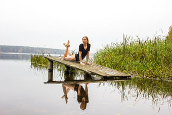 女孩和有关运动的数字向背景关于镇定的秋河.瑜伽图片