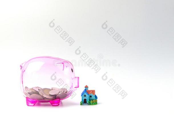 清楚的粉红色的小猪银行和<strong>房屋模型</strong>向白色的为节约m向ey