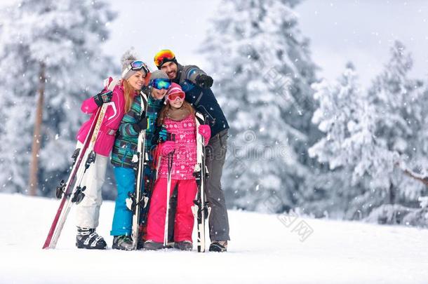 家庭同时滑雪向山