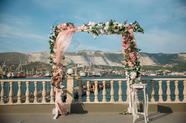婚礼典礼弓形,祭坛装饰和花向指已提到的人草地.