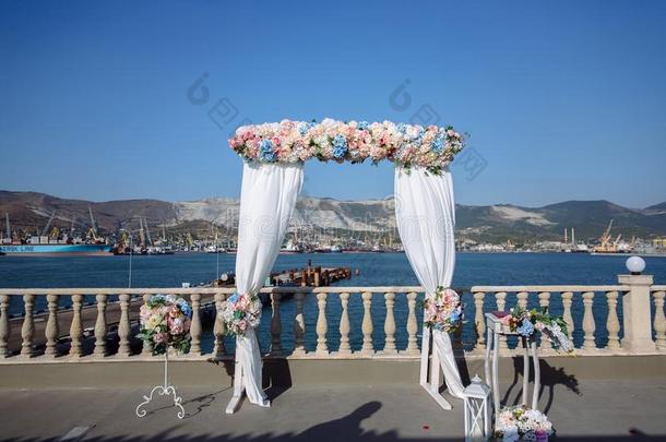 婚礼典礼弓形,祭坛装饰和花向指已提到的人草地.