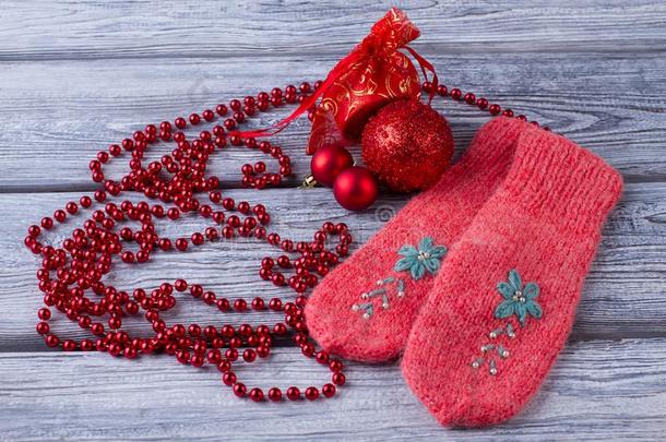 红色的连指手套和圣诞节装饰