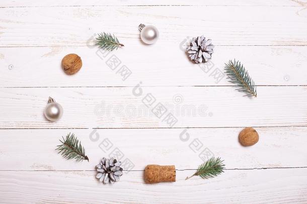 装饰和圣诞节树向一白色的木制的b一ckground