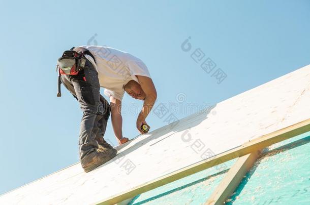 建设者在使工作和木制的屋顶建筑物.