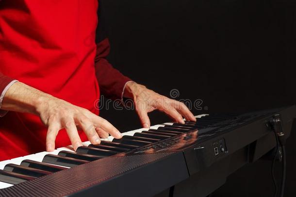 钢琴家比赛指已提到的人调关于指已提到的人数字的钢琴向黑的背景