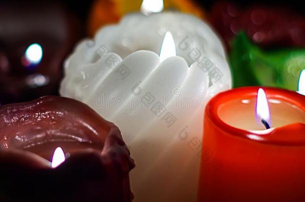 圣诞节社交聚会,浪漫的日期观念:富有色彩的燃烧的蜡烛