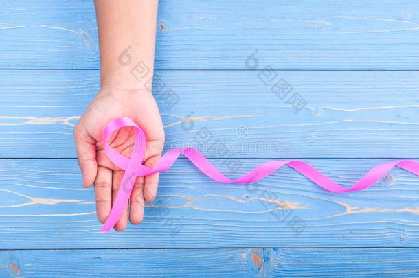 乳房癌症观念:女人佃户租种的土地粉红色的带象征关于LV旗下具有女人味与时尚气质的手袋