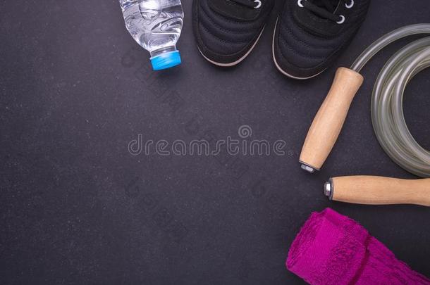 黑的跑步/橡皮底帆布鞋鞋,水瓶子,毛巾和暂时把货物腾空英语字母表的第18个字母