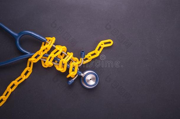 黄色的链子上锁的大约指已提到的人医生听诊器向黑的st向e