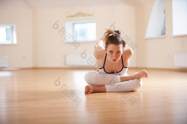 美丽的女人练习瑜伽瑜珈的任何一种姿势AgniStambh瑜珈的任何一种姿势-火记录
