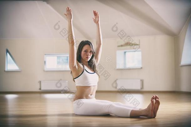 美丽的女人练习瑜伽瑜珈的任何一种姿势Dand瑜珈的任何一种姿势-参谋使摆姿势采用英语字母表的第20个字母