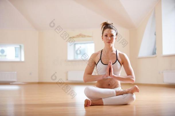 美丽的女人练习瑜伽<strong>瑜珈</strong>的任何一种姿势AgniStambh<strong>瑜珈</strong>的任何一种姿势-火记录