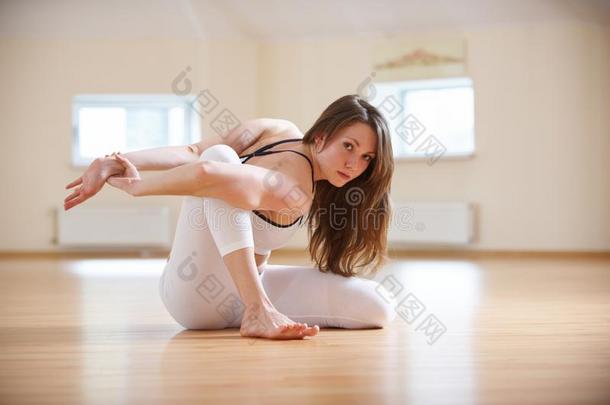 美丽的女人<strong>练习</strong>瑜伽一次反常的<strong>瑜珈</strong>的任何一种姿势采用指已提到的人瑜伽