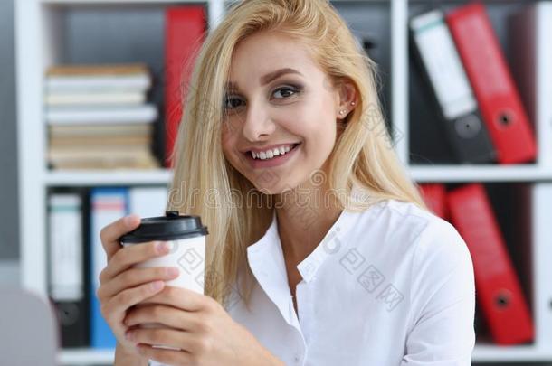 微笑的商业女人喝饮料咖啡豆从