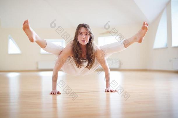 美丽的女人练习倒立瑜伽<strong>瑜珈</strong>的任何一种姿势Tittibh<strong>瑜珈</strong>的任何一种姿势-Finland芬兰
