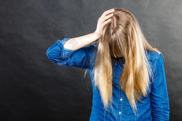 情绪低落的白肤金发碧眼女人女人掩蔽物面容.