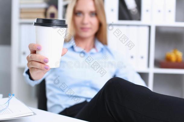 微笑的商业女人喝饮料咖啡豆