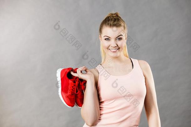 幸福的女人举向运动装教练<strong>鞋子</strong>
