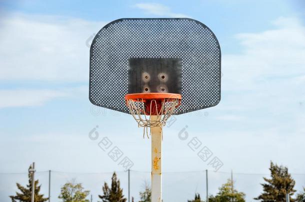 孤单的箍篮球