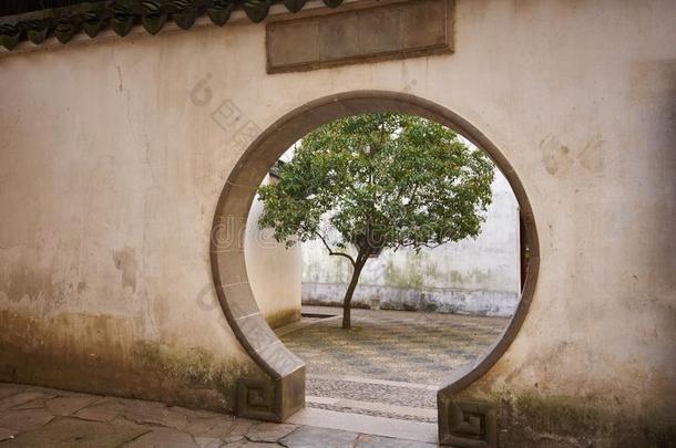 传统的<strong>中国</strong>人花园和圆形的入口