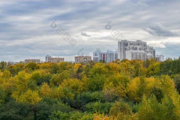 影像关于秋公园和莫斯科宿舍地区