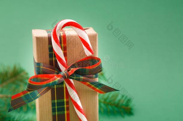 圣诞节赠品盒采用手艺wrapp采用g纸向绿色的背景