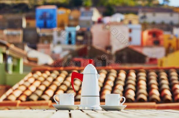 咖啡豆和看法向布沙酒村民,撒丁岛,意大利