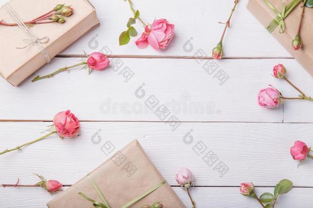 花作品.礼物和玫瑰花向白色的木制的tablet药片
