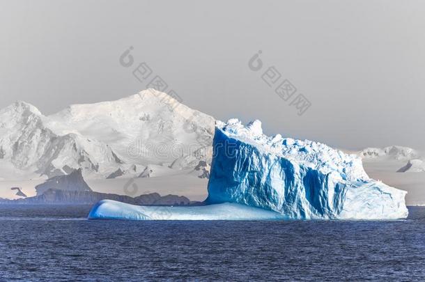 num.三巨大的蓝色冰山漂流的穿过指已提到的人海采用指已提到的人中部英语字母表的第15个字母