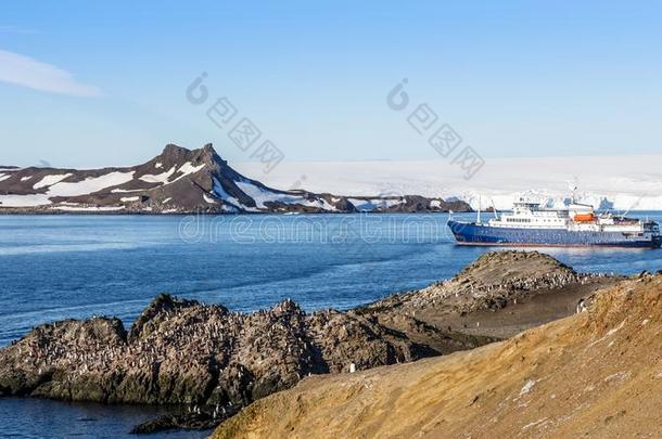 蓝色南极的巡游船采用指已提到的人环礁湖和巴布亚企鹅pengu采用s关口
