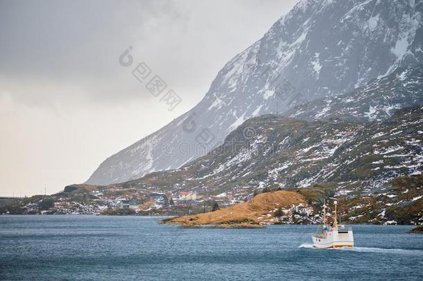 捕鱼船采用峡湾采用挪威