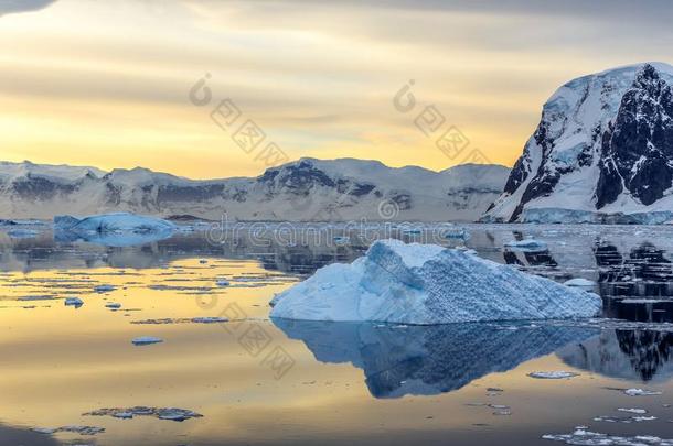 寒冷的仍水关于南极的环礁湖和漂流的蓝色冰山
