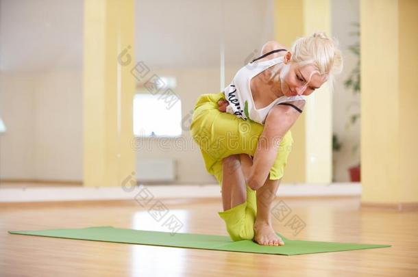 美丽的像运动家的适合<strong>瑜珈</strong>修行者女人练习瑜伽<strong>瑜珈</strong>的任何一种姿势帕里维塔
