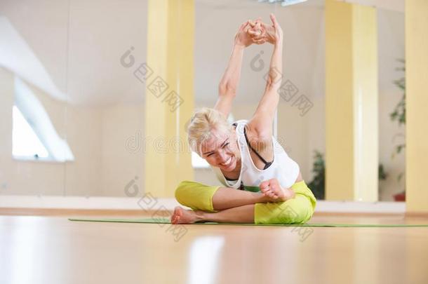 美丽的像运动家的适合瑜珈修行者女人练习瑜伽瑜珈的任何一种姿势阿多穆卡