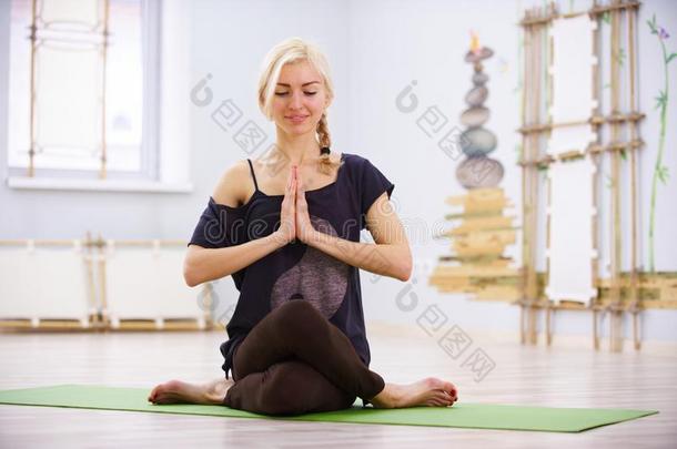 美丽的像运动家的适合瑜珈修行者女人练习瑜伽瑜珈的任何一种姿势Garud瑜珈的任何一种姿势