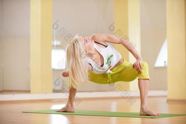 美丽的像运动家的适合<strong>瑜珈</strong>修行者女人练习瑜伽<strong>瑜珈</strong>的任何一种姿势帕里维塔