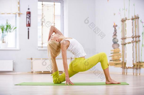 美丽的像运动家的适合瑜珈修行者女人练习瑜伽瑜珈的任何一种姿势国王鸽子