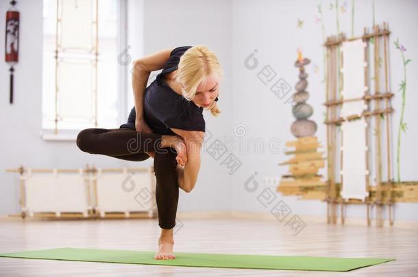美丽的像运动家的适合瑜珈修行者女人练习瑜伽扭成一束瑜珈的任何一种姿势采用Thailand泰国