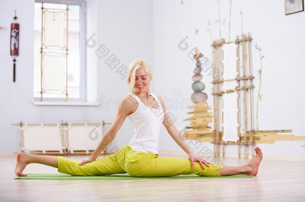 美丽的像运动家的适合<strong>瑜珈</strong>修行者女人练习瑜伽<strong>瑜珈</strong>的任何一种姿势哈努马桑