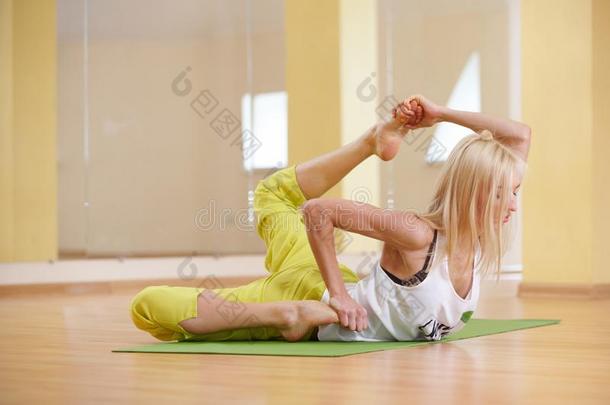 美丽的像运动家的适合<strong>瑜珈</strong>修行者女人练习瑜伽<strong>瑜珈</strong>的任何一种姿势基础