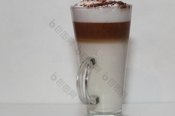 卡普契诺咖啡采用身材高的玻璃和白色的背景