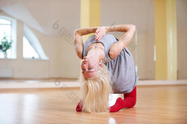 美丽的年幼的女人练习瑜伽<strong>瑜珈</strong>的任何一种姿势Ushtr<strong>瑜珈</strong>的任何一种姿势-骆驼便壶