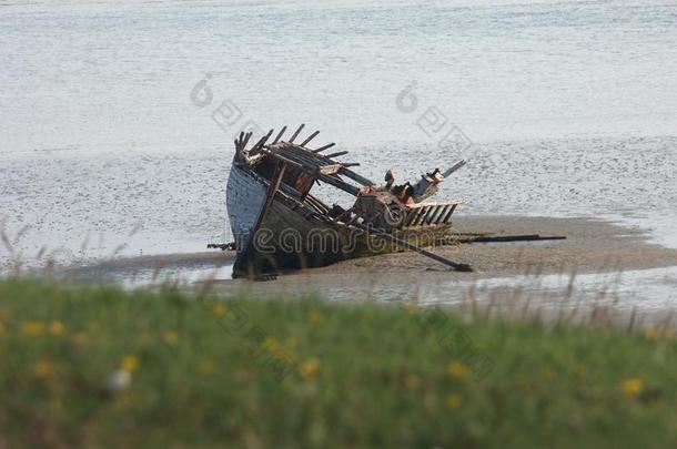 老的毁坏某物小船船将拖上岸向马格克罗格