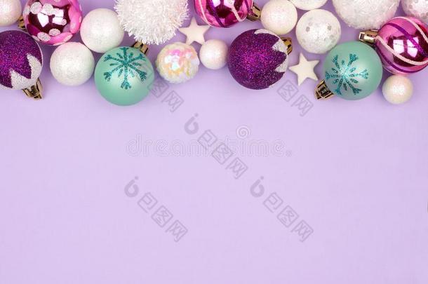 彩色粉笔<strong>圣诞节</strong>小玩意<strong>顶边</strong>越过紫色的