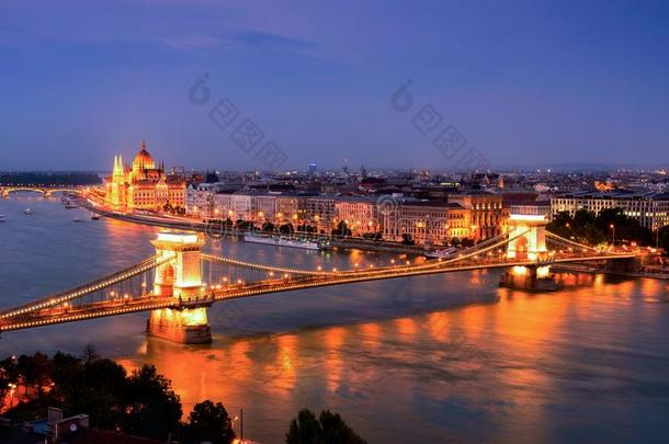 看法关于链子桥和议会采用布达佩斯在黄昏,匈牙利