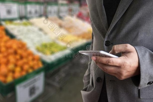 食品杂货店购物在超市购物中心食品杂货店商店蔬菜异己酮中提取的丙酮