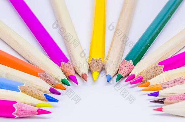 不同的颜色铅笔和白色的背景