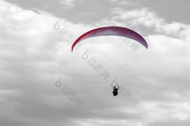滑翔伞运动采用指已提到的人灰色的天