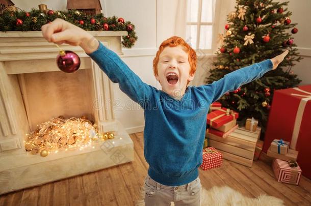疯狂的小的男孩获得兴奋的越过圣诞节