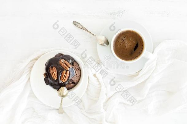 美味的自家制的棕色的英格兰松饼和巧克力掼奶油结冰和膺